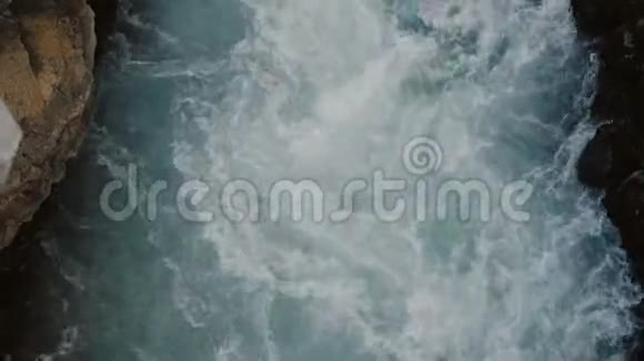 蓝色水流流经岩石的湍流的俯视图观山河风景视频的预览图