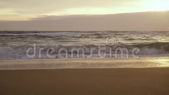 沙滩上的泡沫波的正面景色视频的预览图