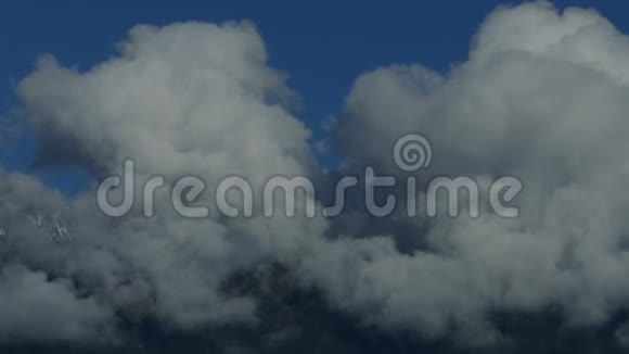 山脉上空形成大云视频的预览图