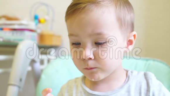 小男孩在厨房里吃糕点视频的预览图