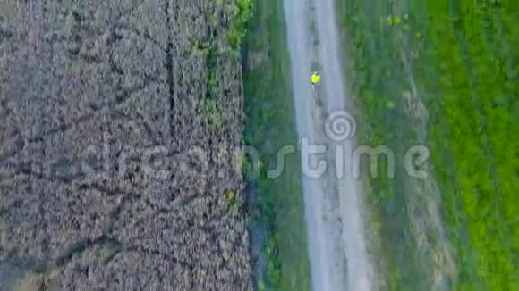 在田野里奔跑的男孩视频的预览图