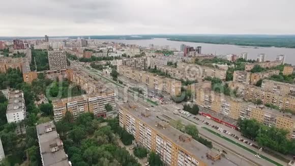 在伏尔加河上鸟瞰俄罗斯现代城市夏日的萨马拉视频的预览图