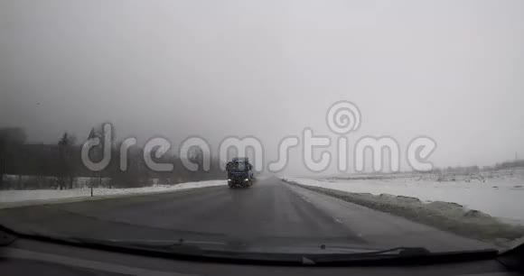 冬季驾驶汽车白天延时视频前景视频的预览图