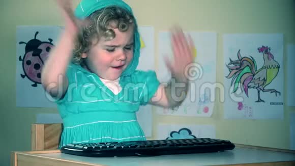 愤怒的小男孩闷闷不乐地敲打着电脑键盘视频的预览图