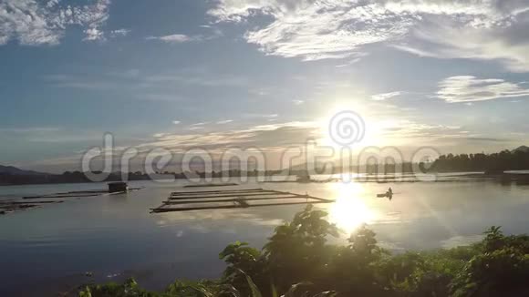 在湖中央的竹子养殖结构和睡莲上日落视频的预览图