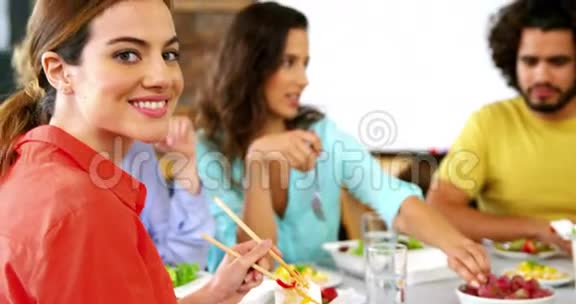 女性午餐和同事互动背景的画像视频的预览图