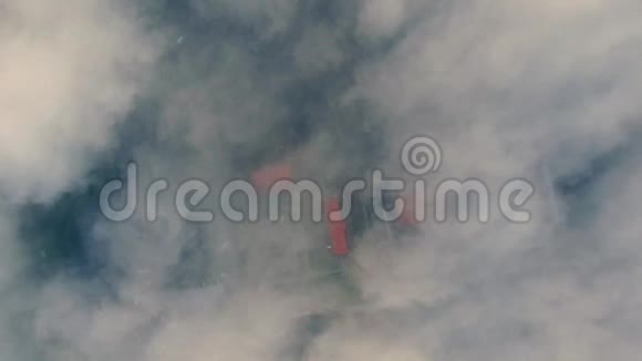 在阴霾中降落在雾中飞翔在薄雾中飞翔空中摄影机拍摄从云层上方飞向薄雾天气观景视频的预览图