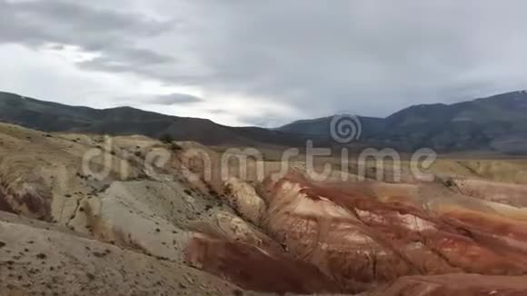 美丽的红色阿尔泰山阿尔泰山自然保护区红色岩石的美丽景观视频的预览图