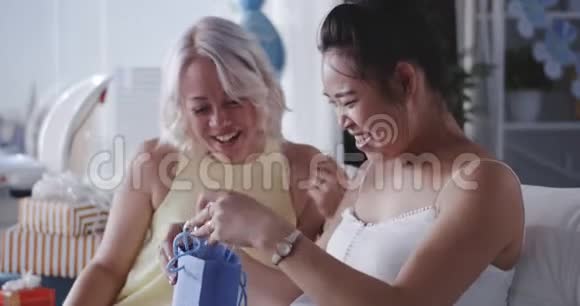 朋友送礼物给怀孕的母亲视频的预览图