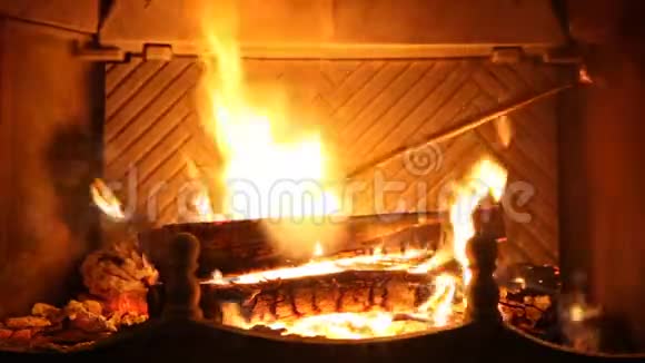 古老壁炉中的圆木柴烧高清视频视频的预览图
