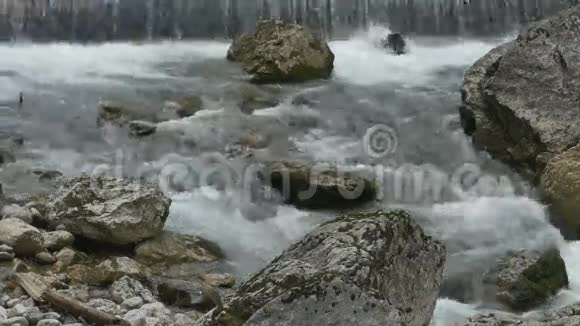 有岩石的崎岖河视频的预览图