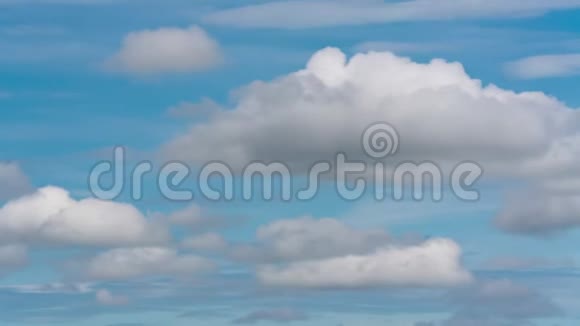 云彩飘过夏天的蓝天来改变天气时间流逝视频的预览图