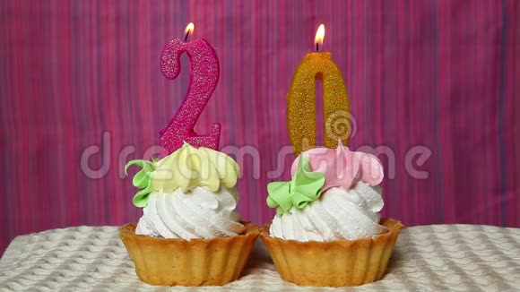 有蛋糕和数字蜡烛的20周年生日视频的预览图