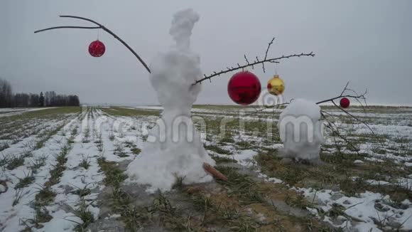 冬季终场上的雪人带圣诞时间流逝4K视频的预览图