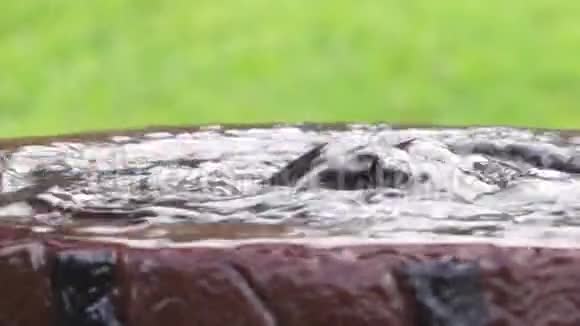 水从水泥桶里涌出来就像泉水视频的预览图