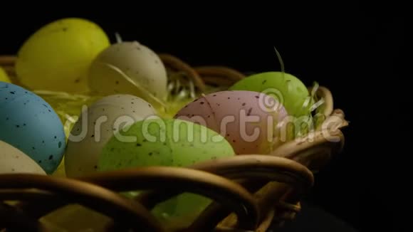 在五颜六色的复活节草地上旋转复活节装饰品和糖果视频的预览图