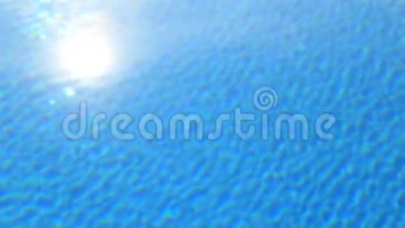 清爽的蓝色游泳池水视频的预览图