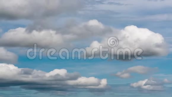 夏天的云彩飘过蓝天天气变化时间流逝视频的预览图