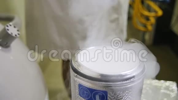 实验室慢动作液氮盖罐视频的预览图