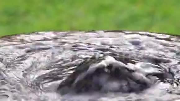 水从水泥桶里涌出来就像泉水视频的预览图