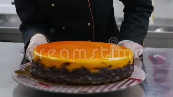 糖果师检查她做的橘子蛋糕的质量视频的预览图