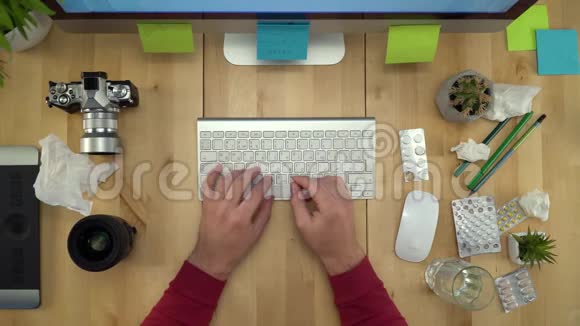 病人在工作场所的平板电脑工作视频的预览图