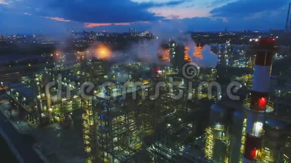 有建筑物覆盖蒸汽的炼油厂地区视频的预览图