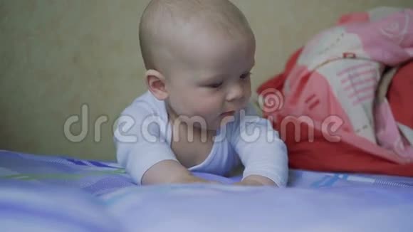 可爱的小宝宝趴在肚子上微笑着视频的预览图