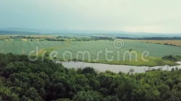 空中4k湖上美丽的日出视频的预览图