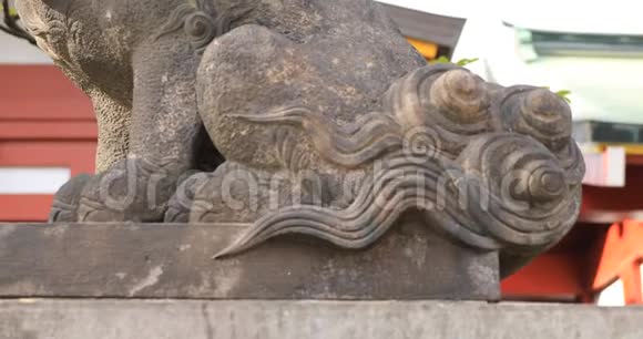 东京金达神社的雕像守护犬视频的预览图