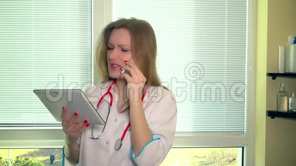 医生女士在给病人打电话时拿着平板电脑视频的预览图