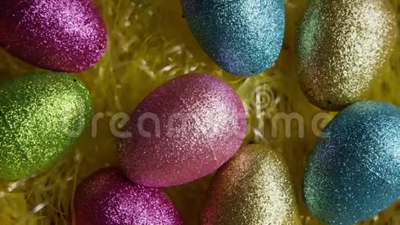 在五颜六色的复活节草地上旋转复活节装饰品和糖果视频的预览图