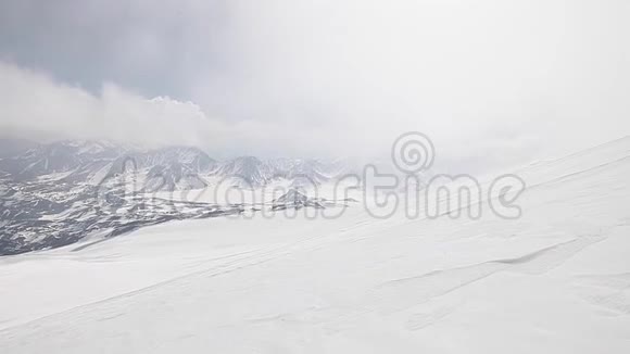 高加索山脉的全景视频的预览图