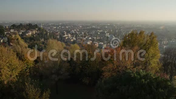 贝加莫是意大利伦巴第市秋日日落视频的预览图