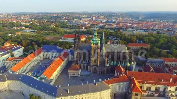 飞越布拉格城堡总统官邸旧的红色屋顶从上面俯瞰城市景色视频的预览图