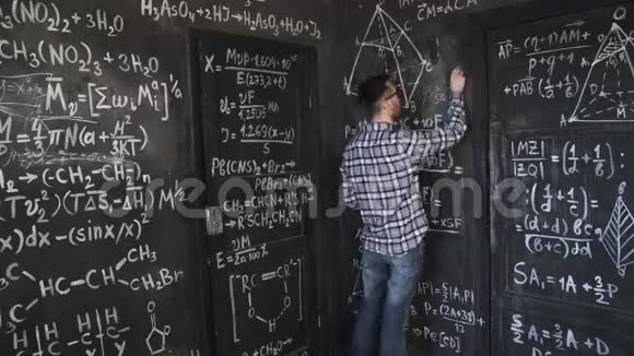 年轻的科学家在化学和数学方程式中写字视频的预览图
