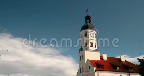 白俄罗斯内斯维什夏日阳光明媚的广场和市政厅尼亚斯维兹著名的地标16世纪的建筑视频的预览图