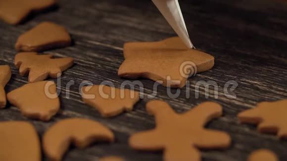 圣诞饼干的装饰过程关上装饰姜饼的星星视频的预览图