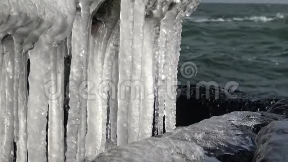 冰柱海浪背景下的冻水视频的预览图