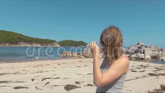 海滩上戴眼镜的漂亮女孩视频的预览图