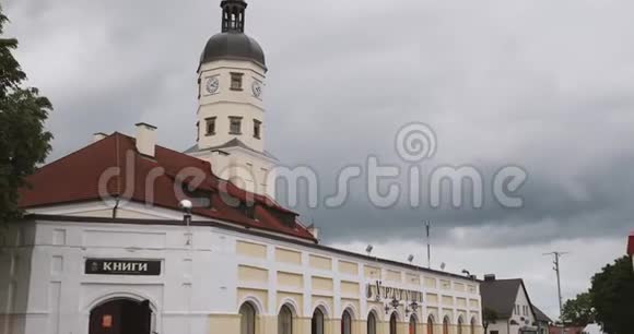 Nesvizh白俄罗斯夏日广场和市政厅著名的地标在尼亚斯维兹16世纪的建筑变焦视频的预览图