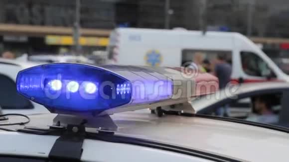 警车上的蓝光闪光器背景上的城市灯光视频的预览图