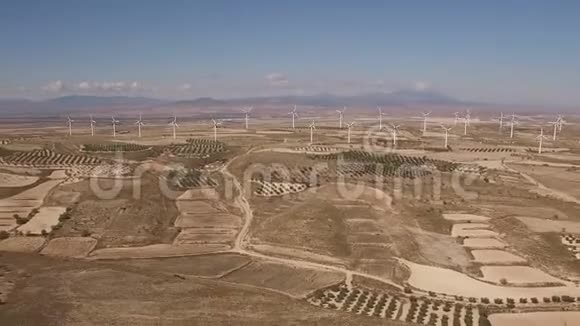 多利放大巨大的风车农场视频的预览图
