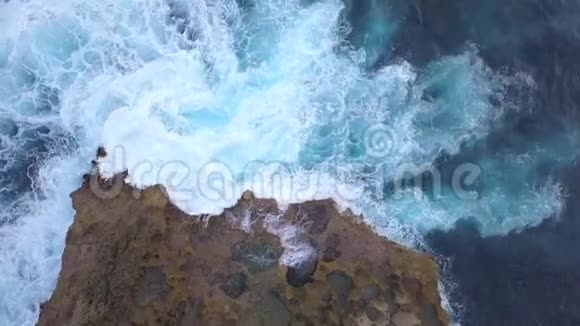 航空天使Billabong自然游泳池在热带岛屿的岩壁上发生了大的蓝海波浪4K旅行指南视频的预览图