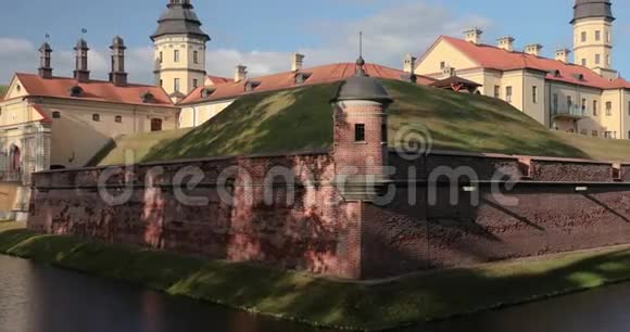 Nesvizh明斯克地区白俄罗斯尼斯维兹城堡或尼斯维兹城堡和护城河在阳光明媚的夏日住宅城堡视频的预览图