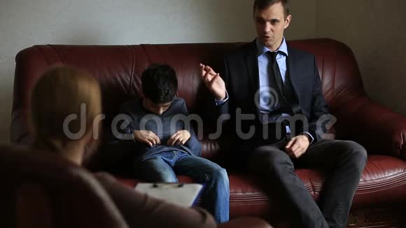 心理医生的咨询一位女心理学家向一名男子和她十几岁的儿子咨询家庭问题视频的预览图