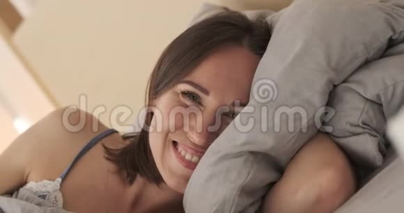 幸福的女人躺在床上被子视频的预览图