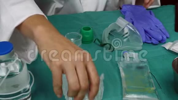 护士在医院准备氧气面罩视频的预览图