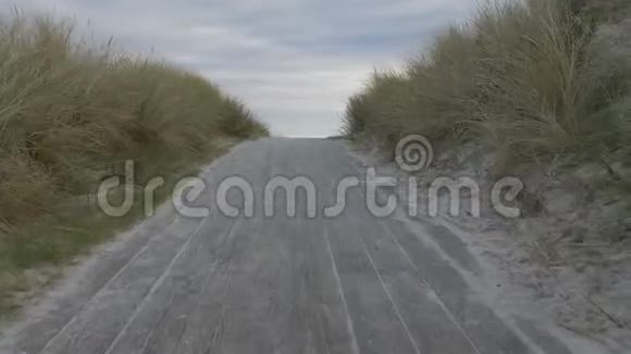 从木路到海滩的观点视频的预览图