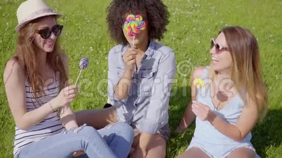 三个女人舔棒棒糖视频的预览图